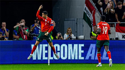 Cristiano Ronaldo berselebrasi usai bikin gol ke gawang Hungaria di Kualifikasi Piala Dunia 2026. (Foto: Horvath Tamas/Getty Images)