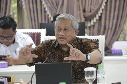 Kemensos bersama Ketua Tim Formatur Sekolah Rakyat, M. Nuh, gelar rakor Sekolah Rakyat secara hybrid di kantor Kemensos, Jakarta, Rabu (24/9/2025).  Foto: Dok. Kemensos
