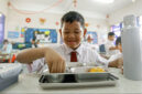 Antusiasme siswa SDN 04 Cipinang Melayu, menyambut kedatangan Makan Bergizi Gratis (MBG), sebanyak 698 box di bagikan, Jakarta, Kamis (25/9/2025) Sumber : tvOnenews.com/Julio Saputra
