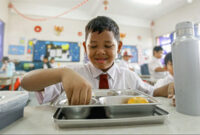 Antusiasme siswa SDN 04 Cipinang Melayu, menyambut kedatangan Makan Bergizi Gratis (MBG), sebanyak 698 box di bagikan, Jakarta, Kamis (25/9/2025) Sumber : tvOnenews.com/Julio Saputra
