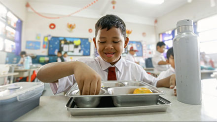 Antusiasme siswa SDN 04 Cipinang Melayu, menyambut kedatangan Makan Bergizi Gratis (MBG), sebanyak 698 box di bagikan, Jakarta, Kamis (25/9/2025) Sumber : tvOnenews.com/Julio Saputra
