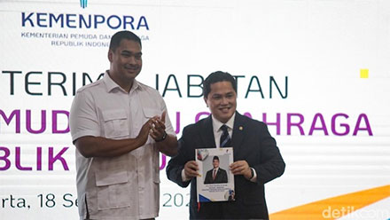 Prosesi serah sertijab Menteri Pemuda dan Olahraga berlangsung di gedung Kemenpora, Jakarta, Kamis (18/9)