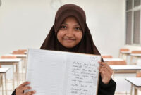 Siswi Sekolah Rakyat Menengah Atas (SRMA) 10 Jakarta Selatan, Juniar Diah Afifah (16) menunjukkan secarik pesan motivasi dari tulisan tangan Presiden Prabowo Subianto (Foto: Kemensos)
