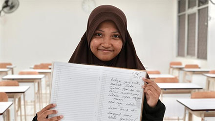 Siswi Sekolah Rakyat Menengah Atas (SRMA) 10 Jakarta Selatan, Juniar Diah Afifah (16) menunjukkan secarik pesan motivasi dari tulisan tangan Presiden Prabowo Subianto (Foto: Kemensos)
