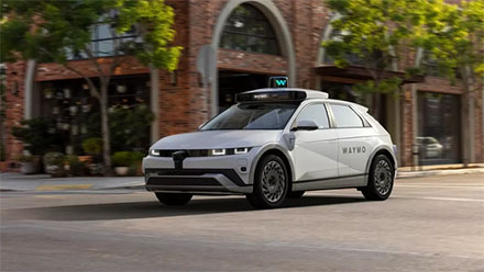 Hyundai Ionq 5 yang dibuat taksi otonom oleh Waymo. Foto: Waymo
