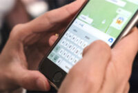 Ilustrasi berbalas pesan di whatsapp. Foto: Shutter Stock
