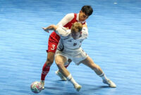 Pemain Timnas Futsal Indonesia Muhammad Rizki Xavier (belakang) berebut bola dengan pemain Timnas Futsal Latvia Andzejs Mickevics (depan) pada turnamen AQUA Futsal Four Nations Cup 2025 di GBK Basket Hall, Senayan, Jakarta, Minggu (21/9/2025). ANTARA FOTO/Asprilla Dwi Adha
