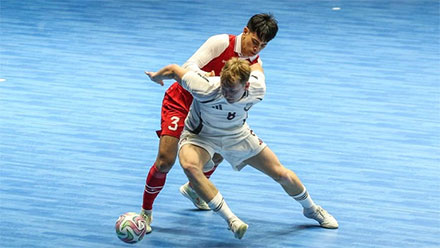 Pemain Timnas Futsal Indonesia Muhammad Rizki Xavier (belakang) berebut bola dengan pemain Timnas Futsal Latvia Andzejs Mickevics (depan) pada turnamen AQUA Futsal Four Nations Cup 2025 di GBK Basket Hall, Senayan, Jakarta, Minggu (21/9/2025). ANTARA FOTO/Asprilla Dwi Adha
