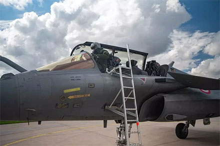 Prajurit TNI AU sukses terbangkan Rafale di Prancis. Foto: TNI AU
