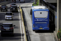 Bus Transjakarta melintas di sejumlah ruas jalur bus di Jakarta, Minggu (9/2/2025). Foto: Jamal Ramadhan/kumparan
