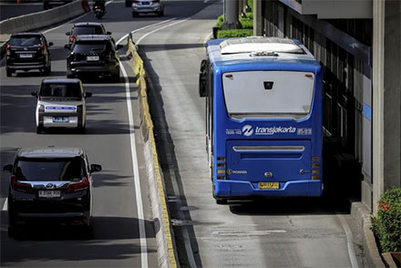 Bus Transjakarta melintas di sejumlah ruas jalur bus di Jakarta, Minggu (9/2/2025). Foto: Jamal Ramadhan/kumparan
