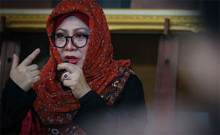 Tutut Soeharto menggugat menkeu ke PTUN karena menerbitkan aturan yang melarangnya ke luar negeri akibat memiliki utang ke negara. 
