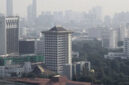 Arsip foto - Suasana gedung bertingkat yang terlihat samar karena polusi udara di Jakarta. Sumber : ANTARA