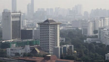 Arsip foto - Suasana gedung bertingkat yang terlihat samar karena polusi udara di Jakarta. Sumber : ANTARA