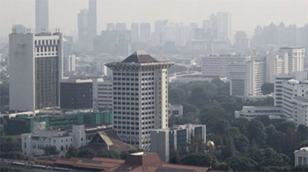 Arsip foto - Suasana gedung bertingkat yang terlihat samar karena polusi udara di Jakarta. Sumber : ANTARA