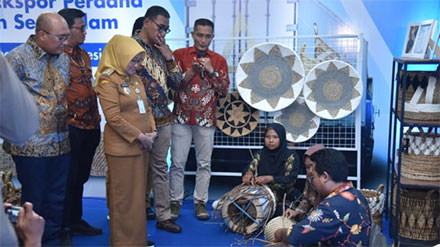 Bupati Kebumen Lilis Nuryani memberikan apresiasi tinggi terhadap Agrominafiber yang diekspor ke Amerika Serikat. Sumber : Istimewa
