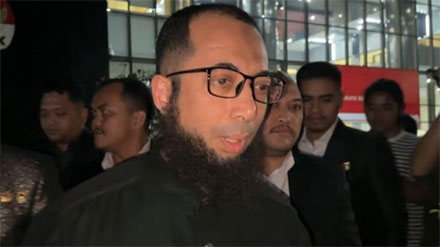 Pendakwah, sekaligus pemilik agensi perjalanan haji PT Zahra Oto Mandiri atau Uhud Tour Ustaz Khalid Basalamah di Gedung Merah Putih KPK, Jakarta, Selasa (9/9/2025). Sumber : (ANTARA/Rio Feisal)
