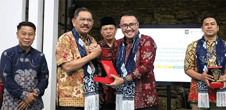 Wako Alfin menyerahkan plakat dan cenderamata berupa batik khas Sungai Penuh kepada tim verifikasi nasional.
