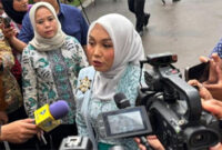 Kader Partai Kebangkitan Bangsa Farida Farichah memberikan keterangan pers sesaat setelah tiba di Kompleks Istana Kepresidenan, Jakarta, Rabu (17/9). Sumber : Antara