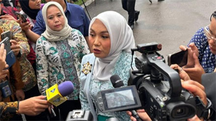 Kader Partai Kebangkitan Bangsa Farida Farichah memberikan keterangan pers sesaat setelah tiba di Kompleks Istana Kepresidenan, Jakarta, Rabu (17/9). Sumber : Antara