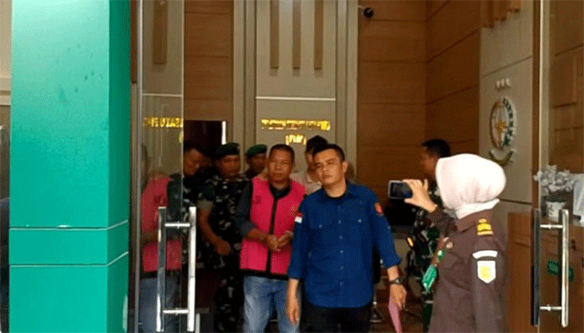 Kades Muara Emat Jasman digiring petugas Kejaksaan.