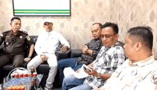 Gabungan LSM Kerinci–Sungai Penuh di Kantor Kejaksaan Negeri Sungai Penuh menuntut keterbukaan penanganan perkara yang melibatkan Kepala Desa Pelayang Raya, Supriadi.

