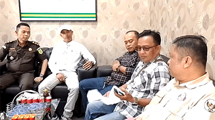 Gabungan LSM Kerinci–Sungai Penuh di Kantor Kejaksaan Negeri Sungai Penuh menuntut keterbukaan penanganan perkara yang melibatkan Kepala Desa Pelayang Raya, Supriadi.

