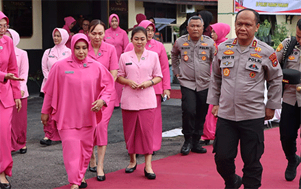 Rombongan Kapolda dan  Ketua Bhayangkari Sumbar di Mapolres Padang Panjang.