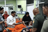 Bupati Agam Benni Warlis ketika membezuk korban keracunan MBG yang dirawat di RSUD Lubuk Basung.
