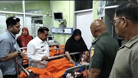 Bupati Agam Benni Warlis ketika membezuk korban keracunan MBG yang dirawat di RSUD Lubuk Basung.