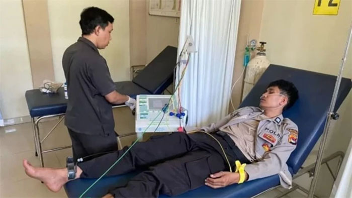 Petugas memberikan penanganan medis kepada Brigadir MNS yang menjadi korban penganiayaan dari Kapolsek Kediri Iptu Pulung di Rumah Sakit Bhayangkara Mataram, NTB. Foto: Kuasa Hukum/HO-Antara
