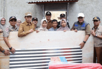 Wako Alfin dan Wawako Azhar Hamzah Menyerahkan bantuan korban angin puting beliung.