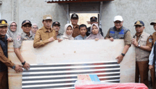 Wako Alfin dan Wawako Azhar Hamzah Menyerahkan bantuan korban angin puting beliung.