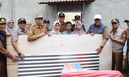 Wako Alfin dan Wawako Azhar Hamzah Menyerahkan bantuan korban angin puting beliung.