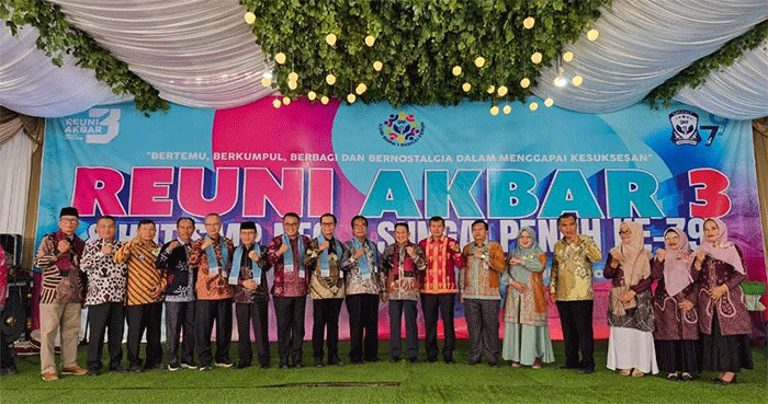 Wako Alfin ditengah alumni SMP 1 lintas generasi.