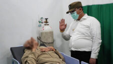 Walikota Hendri Arnis dan pasien terlantar di RSUD Padang Panjang.