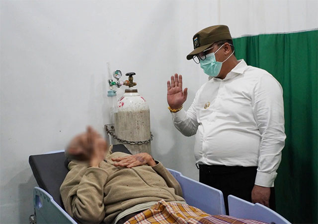 Walikota Hendri Arnis dan pasien terlantar di RSUD Padang Panjang.