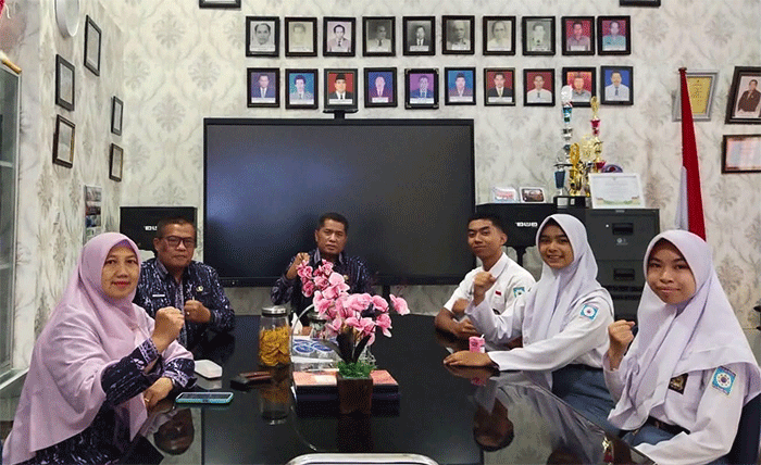 Tim Kimia SMAN 1 Sungai Penuh bersiap  berangkat ke UNP. (Foto: Dok. SMA I Sungai Penuh)