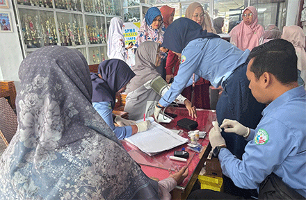 Pelayanan Kesehatan dari Puskesmas Desa Gedang dan PMR Unit SMA I Sungai Penuh. (Foto Dok: SMA 1 Sungai Penuh)