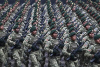 Prajurit Komando Cadangan Strategis Angkatan Darat (Kostrad) mengikuti defile pasukan saat gladi bersih Hari Ulang Tahun (HUT) ke-80 Tentara Nasional Indonesia (TNI) di Monas, Jakarta, Jumat (3/10/2025). Foto: Fauzan/ANTARA FOTO
