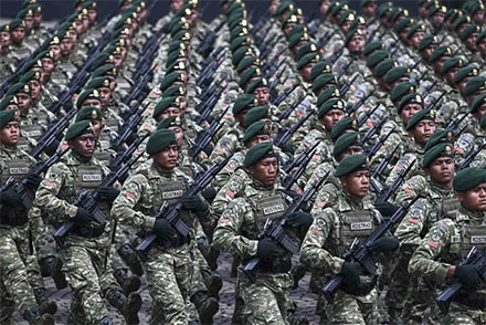 Prajurit Komando Cadangan Strategis Angkatan Darat (Kostrad) mengikuti defile pasukan saat gladi bersih Hari Ulang Tahun (HUT) ke-80 Tentara Nasional Indonesia (TNI) di Monas, Jakarta, Jumat (3/10/2025). Foto: Fauzan/ANTARA FOTO
