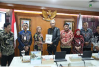 Wamensos Agus Jabo Priyono menerima Bupati Nganjuk Marhaen Djumadi, Kadinsos Provinsi Jatim Restu Novi Widiani, Kadinsos Kabupaten Nganjuk Haris Jatmiko, Perwakilan TP2GD Nganjuk Kelik Widi Wahyuni, serta Kades Nglundo Moh. Ansori Kamis (16/10/2025). Foto: Kemensos RI