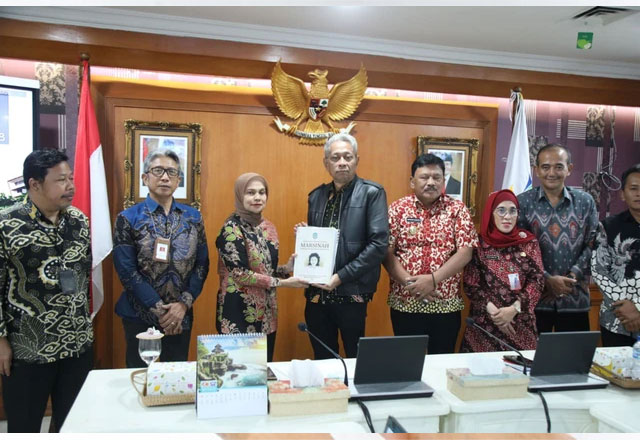 Wamensos Agus Jabo Priyono menerima Bupati Nganjuk Marhaen Djumadi, Kadinsos Provinsi Jatim Restu Novi Widiani, Kadinsos Kabupaten Nganjuk Haris Jatmiko, Perwakilan TP2GD Nganjuk Kelik Widi Wahyuni, serta Kades Nglundo Moh. Ansori Kamis (16/10/2025). Foto: Kemensos RI

