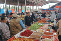 Wakil Bupati Kerinci, H. Murison, S.Pd., S.Sos., M.Si., memimpin langsung operasi pasar di Pasar Tradisional Hiang, Kecamatan Sitinjau Laut, Kamis (9/10/2025).