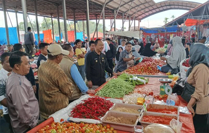 Wakil Bupati Kerinci, H. Murison, S.Pd., S.Sos., M.Si., memimpin langsung operasi pasar di Pasar Tradisional Hiang, Kecamatan Sitinjau Laut, Kamis (9/10/2025).