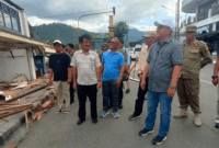 Wako Sungai Penuh Alfin Bakar saat meninjau pembongkaran Pasar Beringin Jaya. (Foto;Dok: Humas dan Protokol Sekda Kota Sungai Penuh)