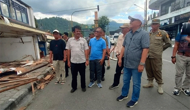 Wako Sungai Penuh Alfin Bakar saat meninjau pembongkaran Pasar Beringin Jaya. (Foto;Dok: Humas dan Protokol Sekda Kota Sungai Penuh)