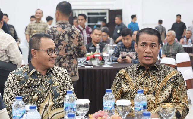 Wako Sungai Penuh Alfin Bakar bersama Menteri Pertanian dan Kepala Badan Pangan Nasional (Bapanas).