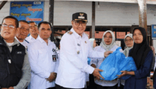 Wako Alfin beri bantuan korban puting beliung (foto: humas)