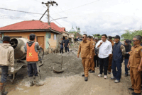Wako Alfin dan Ketua DPRD Sungai Penuh meninjau pembangunan jalan inpres di Tanjung Mudo, Kecamatan Hamparan Rawang, Selasa (7/10/2025).